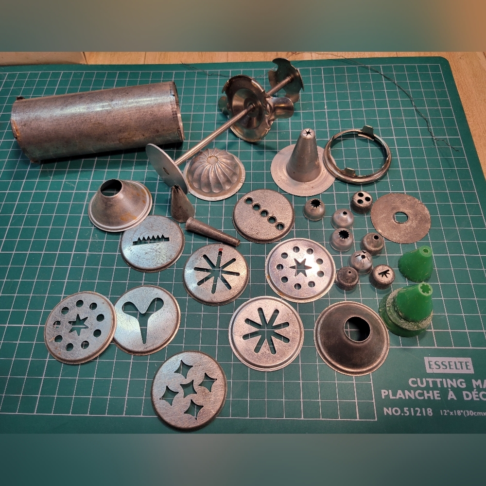 Vintage Cookie Press Maker With Disc Hand Pump ,and Tips.